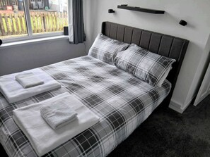 2 bedrooms, free WiFi, bed sheets - Apartment - Sleeps 4 - Hot Tub, Pet-friendly (Eyemouth)