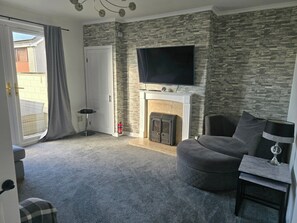 TV - Apartment - Sleeps 4 - Hot Tub, Pet-friendly (Eyemouth)