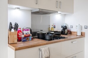 Een magnetron, een oven, een kookplaat, een vaatwasser