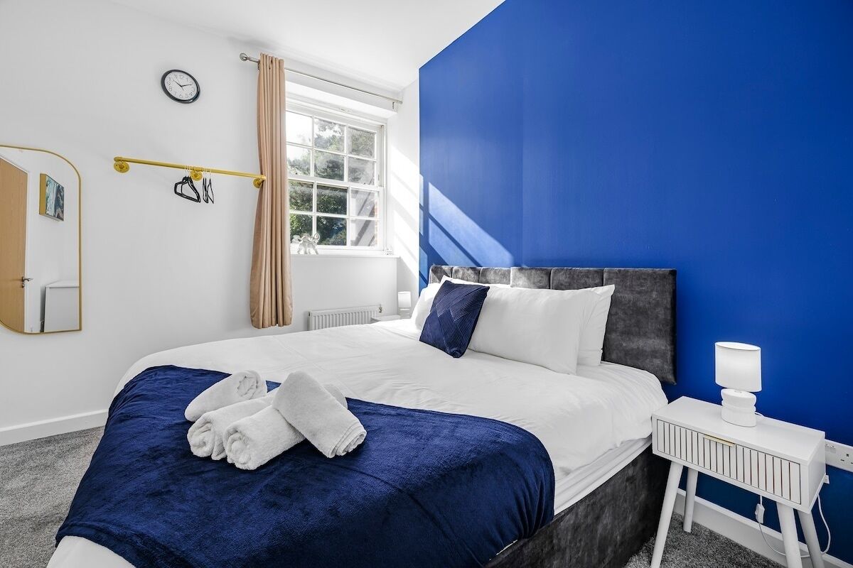 3 bedrooms, internet, bed sheets