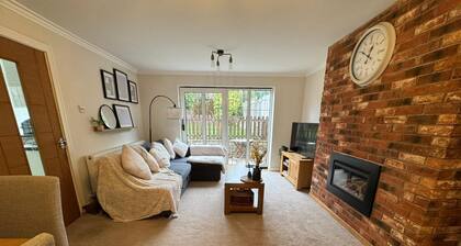 Modern 3 bedroom House very close to Birmingham City Centre -Contractors Welcome