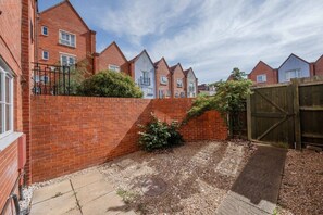 المنطقة المحيطة بالمنشأة