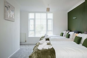 3 عدّة غرف نوم وخدمة الإنترنت وملاءات أسرّة