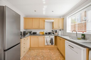 ثلاجة، فرن، موقد طهي مسطح، غسالة أطباق