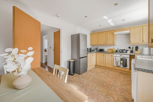 Turret Lane Haven | Home for 9 with Parking for 2