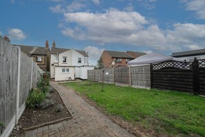 المنطقة المحيطة بالمنشأة