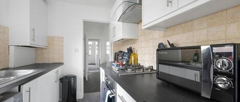 Een koelkast, een microgolfoven, een oven, een kookplaat