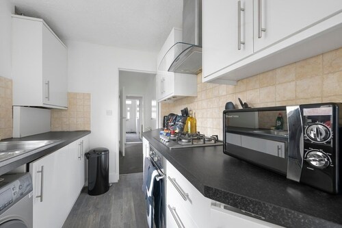 Modern Victoria Rd Home with Free Parking