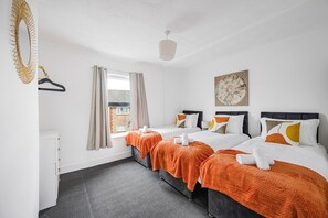 3 عدّة غرف نوم وخدمة الإنترنت وملاءات أسرّة