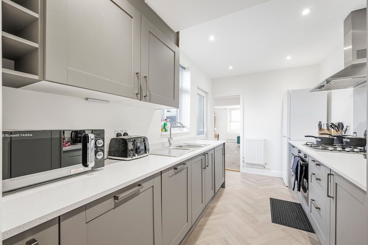 Kjøleskap, mikrobølgeovn, ovn og kaffetrakter/tekoker