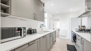 Kjøleskap, mikrobølgeovn, ovn og kaffetrakter/tekoker