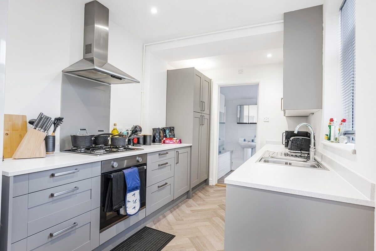 Fridge, microwave, oven, coffee/tea maker