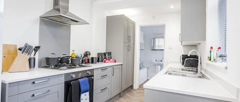 冷蔵庫、電子レンジ、オーブン、コーヒー / ティーメーカー