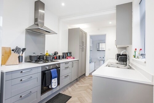 Stylish Parliament House with Free Parking