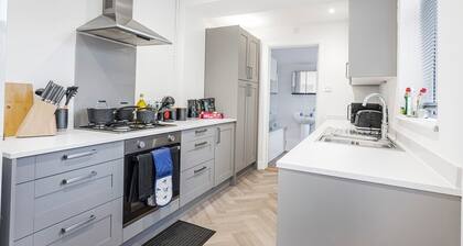 Stylish Parliament House with Free Parking