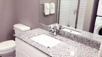 Sèche-cheveux, serviettes fournies, savon, papier toilette