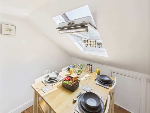 Cosy 4BR Home | Parking | Piccadilly | Sleeps 9