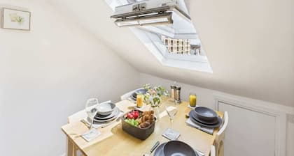 Cosy 4BR Home | Parking | Piccadilly | Sleeps 9