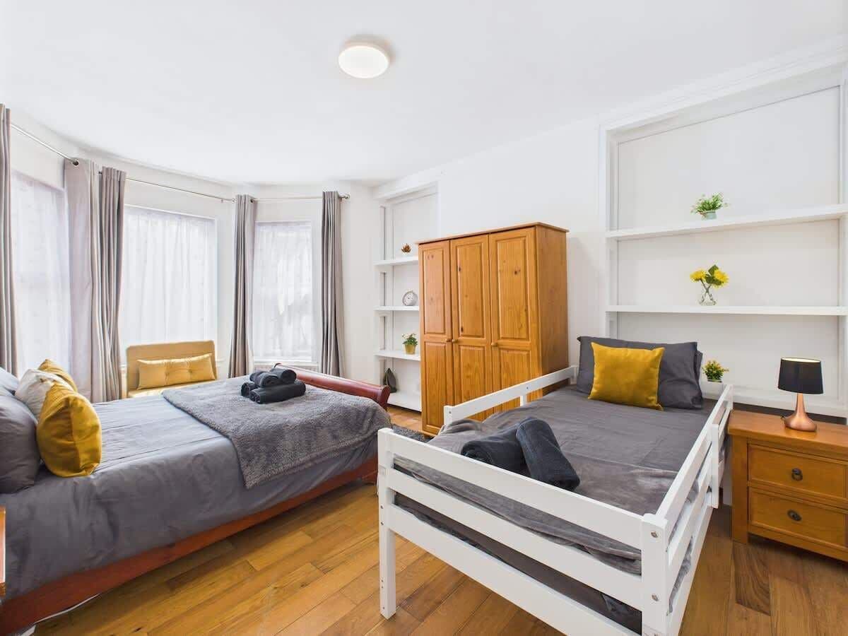 4 bedrooms, desk, iron/ironing board, travel crib