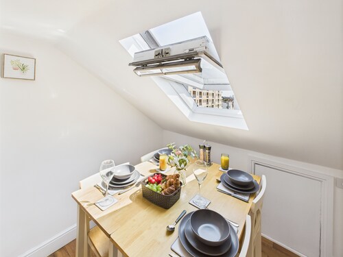 4BR Modern Family House- Piccadilly Line - Sleeps 9-Near Wood Green Tube