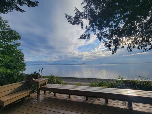 Log cabin w/ private beach, Sound views