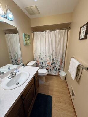 Hair dryer, towels, soap, toilet paper - Charming 3-bedroom home in peaceful Waterford near Cass Lake (Waterford)