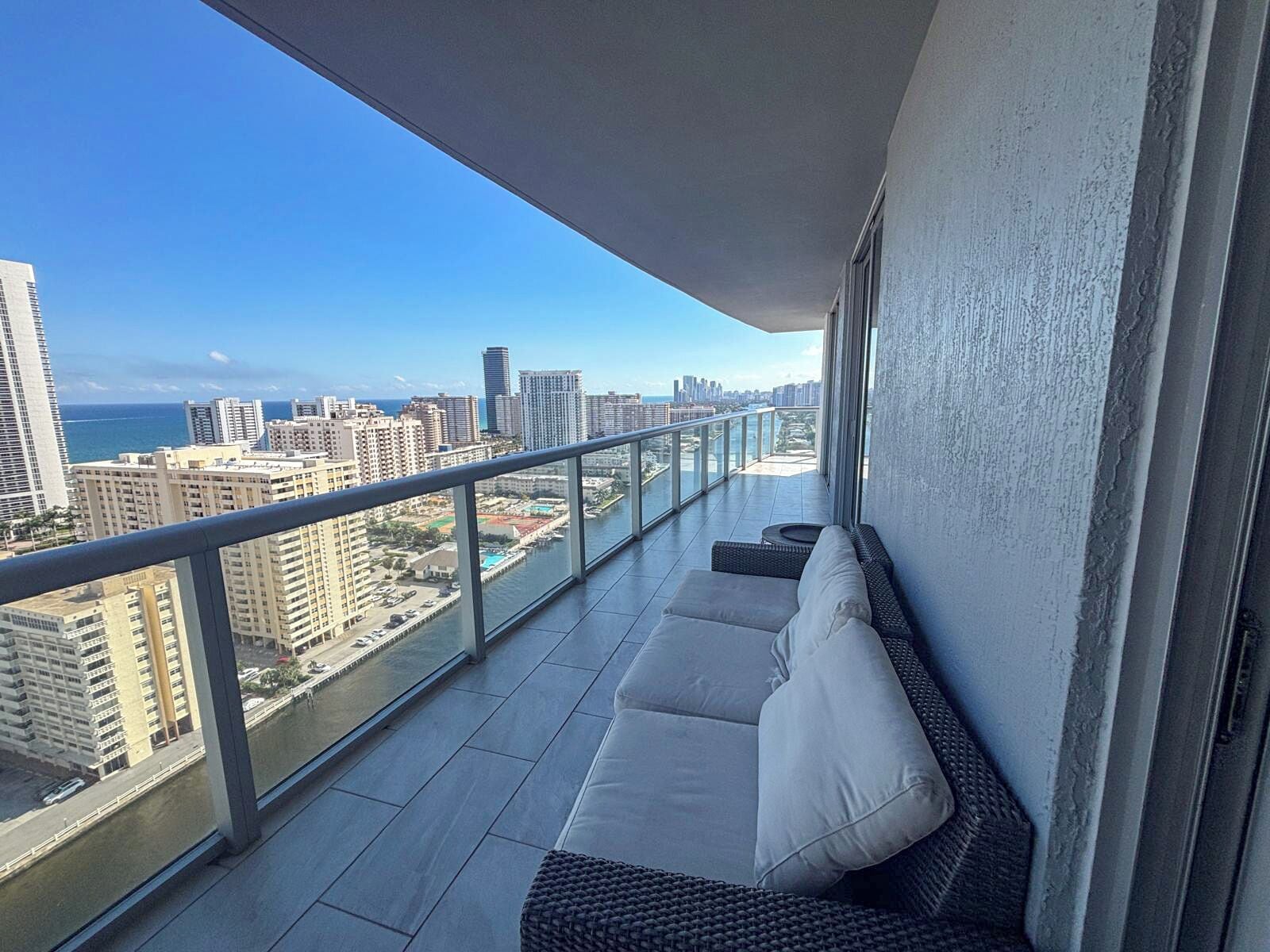 Apartamento superluxo, vista para a cidade | Sacada