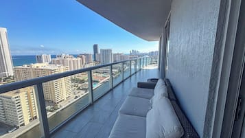 Luxury-Apartment, Stadtblick | Balkon