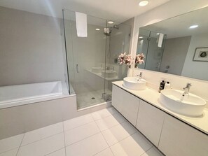 Luxury Apartment, City View | Bathroom
