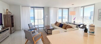 Luxury 3-BR Apartment with Stunning City