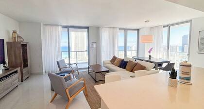 Luxury 3-BR Apartment with Stunning City