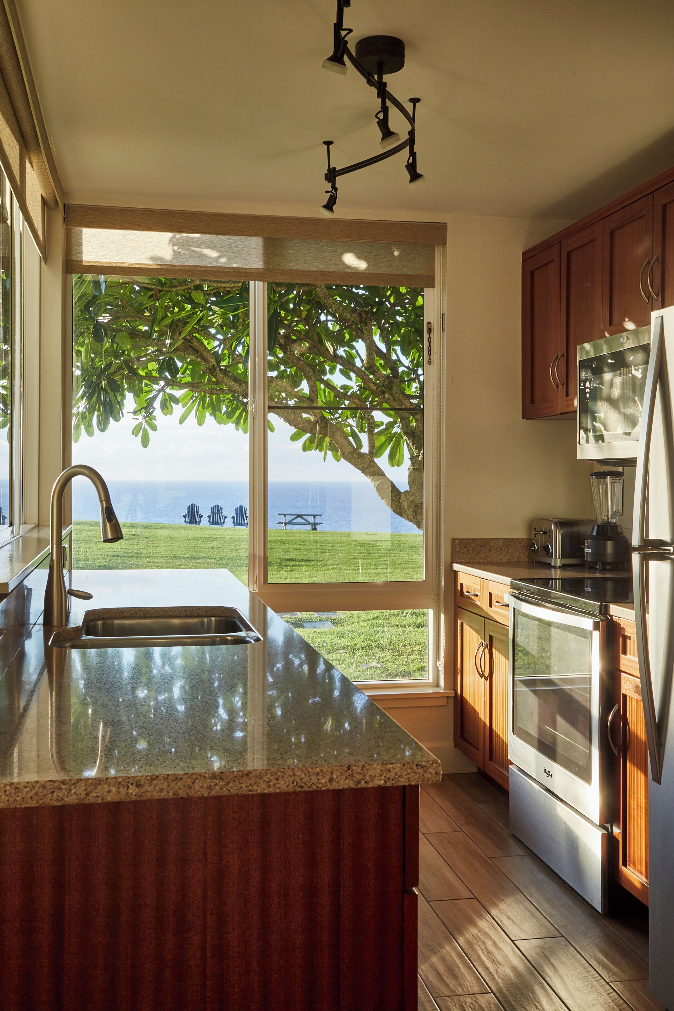 Family Suite, 1 King Bed with Sofa bed, Non Smoking, Patio | Private kitchen | Full-size fridge, microwave, oven, stovetop