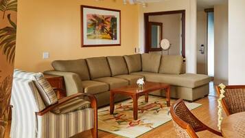 Family Suite, 1 King Bed with Sofa bed, Non Smoking, Patio | Living area