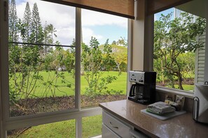 Suite Familiale, 1 très grand lit et 1 canapé-lit, non-fumeurs, patio | Cuisine privée | Grand réfrigérateur, micro-ondes, four, plaque de cuisson