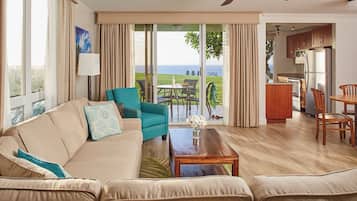 Familien-Suite, 1 King-Bett und Schlafsofa, Nichtraucher, Terrasse | Wohnbereich | Bücher