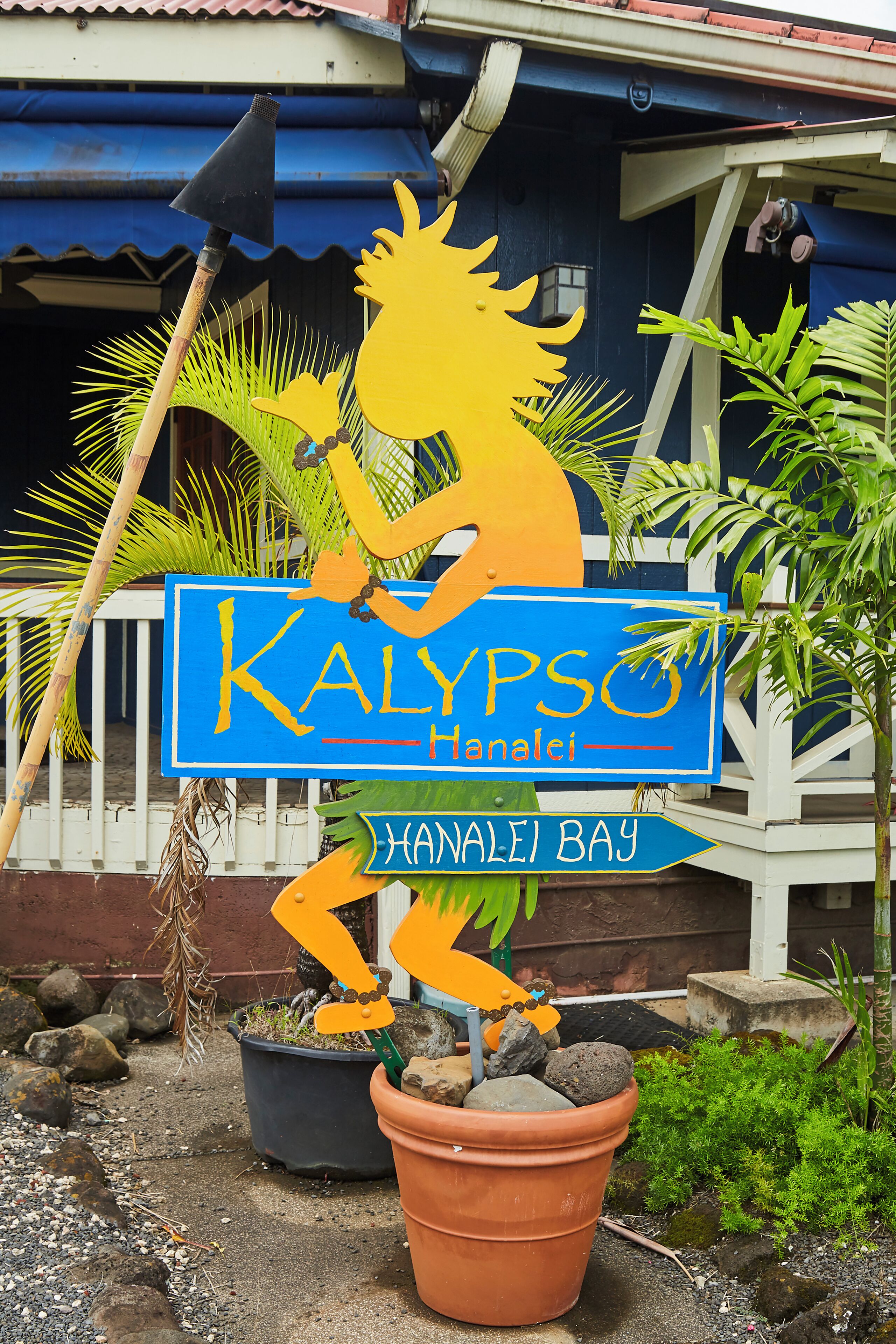 A sign with a yellow figure and the text "Kalypsos Hanalei".