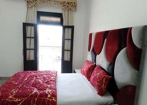 Junior-Doppelzimmer, Balkon, Stadtblick | Kostenloses WLAN