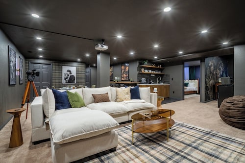 On Meade Speakeasy – Hot Tub, Fire Pit, near Downtown