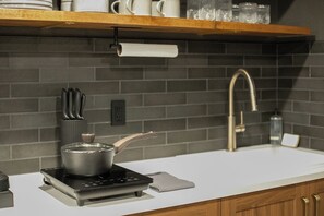 Fridge, oven, stovetop, coffee/tea maker - On Meade Speakeasy – Hot Tub, Fire Pit, near Downtown (Arvada)