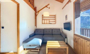 Living area - Apartments for 5 People (Les Allues)