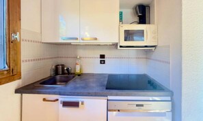 Fridge, dishwasher, cookware/dishes/utensils - Apartments for 5 People (Les Allues)