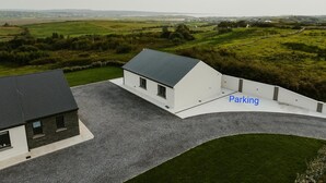 Un edificio moderno con un’area di parcheggio immerso nella campagna.