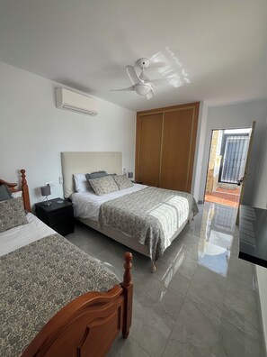 4 Schlafzimmer, Schreibtisch, Bügeleisen/Bügelbrett, Reisekinderbett