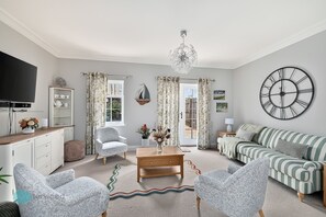 TV - 3 Bed - The Boundary by Smart Welcomes (Plymouth)