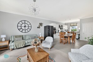 TV - 3 Bed - The Boundary by Smart Welcomes (Plymouth)