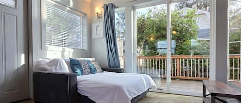 Tabla de planchar con plancha, wifi, ropa de cama