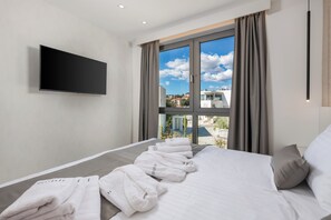 Appartement, uitzicht op zee | Een kluis op de kamer, een bureau, verduisterende gordijnen