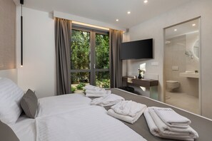 Een kluis op de kamer, een bureau, verduisterende gordijnen