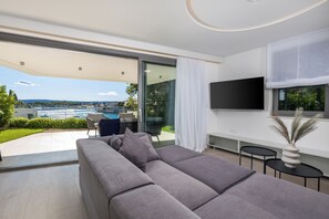 Appartement, uitzicht op zee | Woonruimte | Flatscreentelevisie