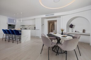 Appartement, uitzicht op zee | Woonruimte | Flatscreentelevisie